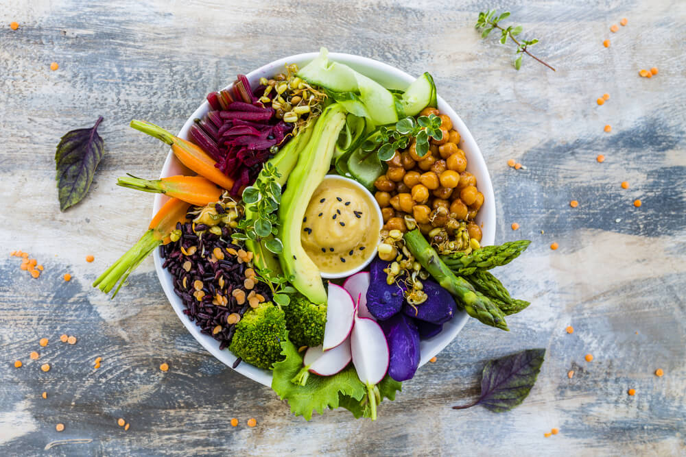 Buddha bowl z čerstvé zeleniny, cizrny, čočky a bylinek